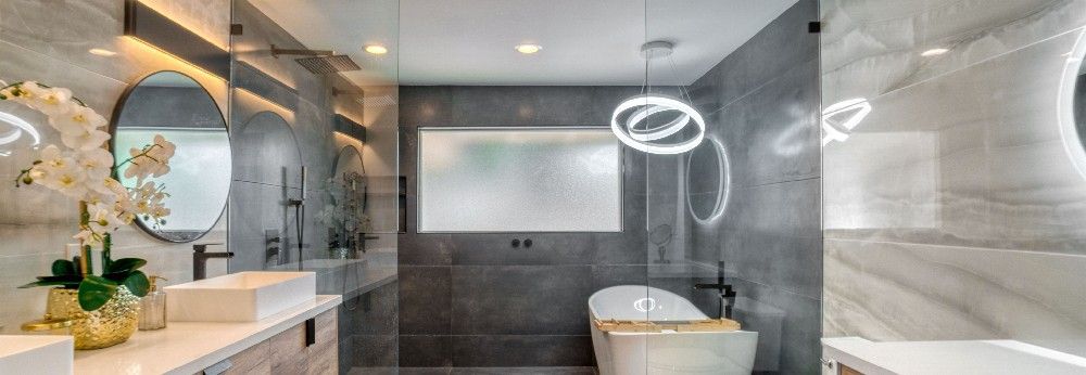 Badezimmerbeleuchtung Decke und Spiegel